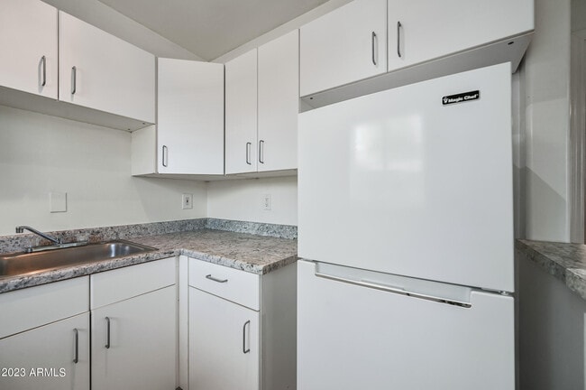 Building Photo - 841 N 6th Ave