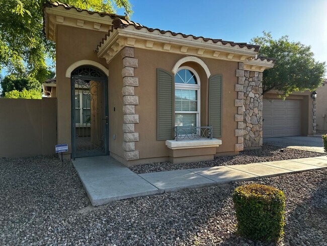 Foto del edificio - HIGHLY DESIRABLE AND SPACIOUS HOME FULLY E...