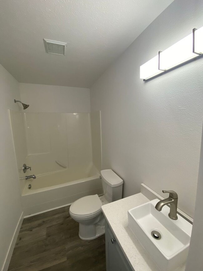 Building Photo - Sunshine Meadows Home (P#408)