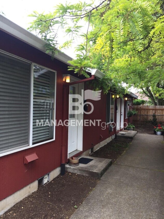 Primary Photo - Well maintained Overlook neighborhood tri-...