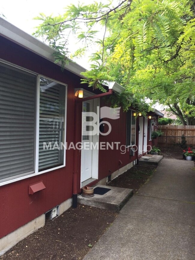Quaint Light-Filled Unit Situated in One o... - Quaint Light-Filled Unit Situated in One o... Apartment
