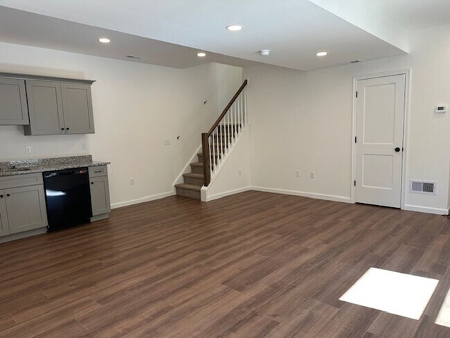 Foto del edificio - 476 Gravel Hill Rd