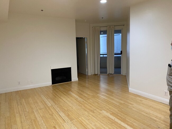 Building Photo - 525 S Berendo St
