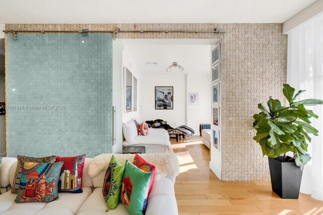 Foto del edificio - 10275 Collins Ave