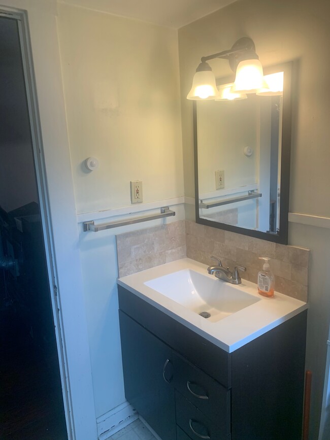 Bathroom - 1209 Bonnieview Ave