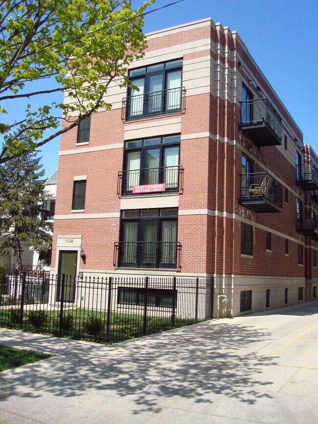 Front of building street side - 1534 W Greenleaf Ave