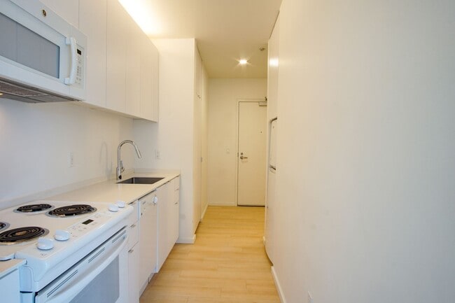 Building Photo - Buckman: Light & Bright 1 Bdr with D/W, A/...