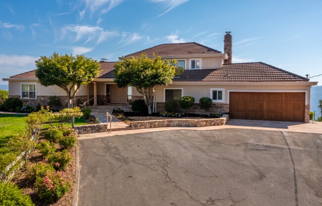 Building Photo - 1160 Crestmont Dr