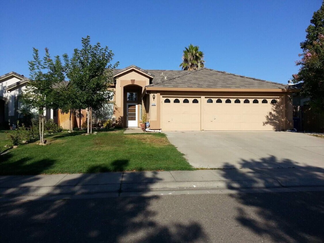 Primary Photo - Charming home in established neighborhood ...