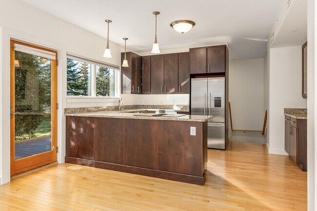 Building Photo - 677 Dennett St