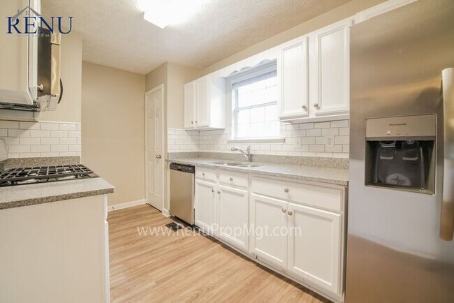 Building Photo - Now Available! 4 Bedroom 2.5 Bath!