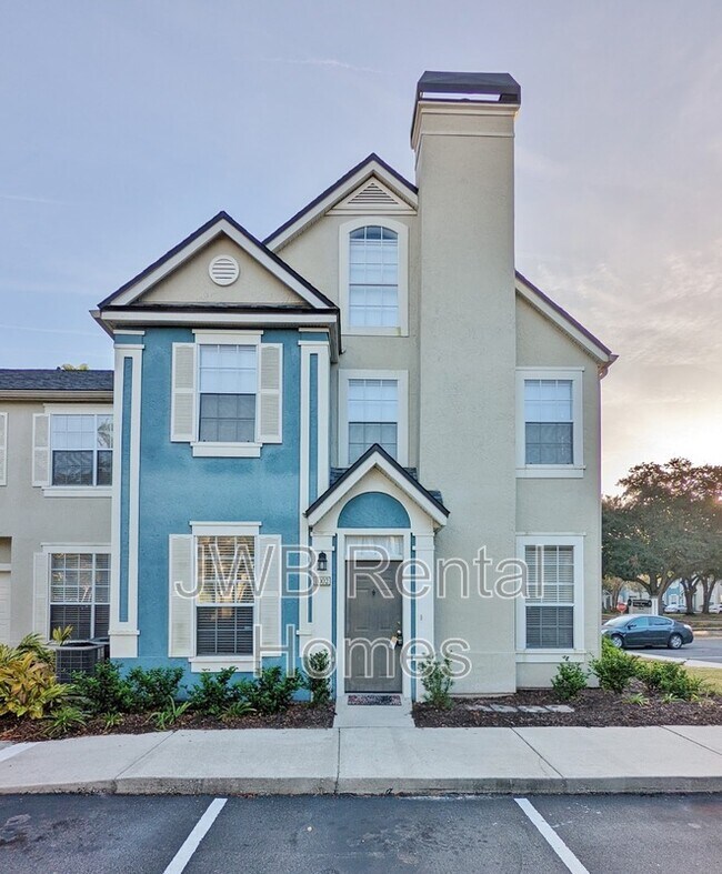 Building Photo - 13700 Richmond Park Dr N