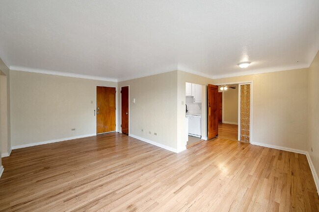Foto del edificio - Large two Bed / One bath condo in great Art deco building near Washington park.