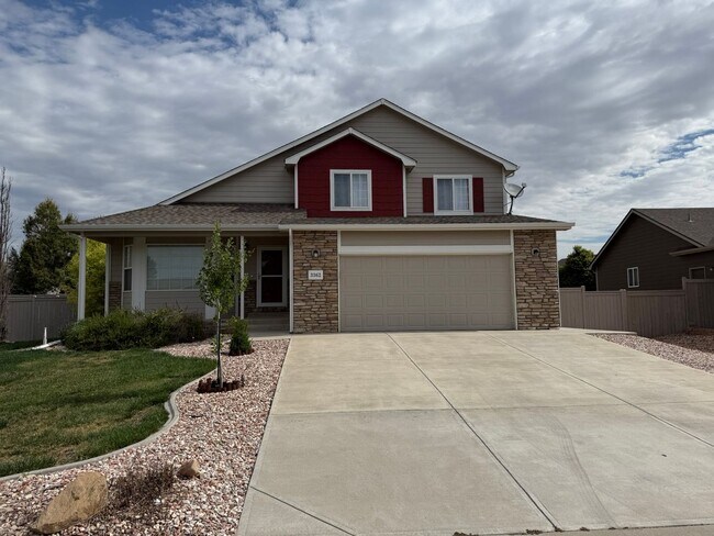 Foto del edificio - Spacious 5-Bedroom Home with Large Yard