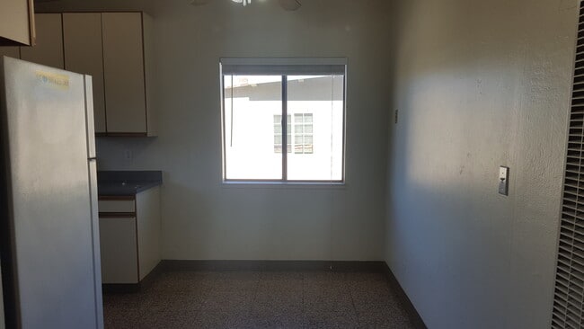 Building Photo - 2 bed/1 bath in fourplex. Hardwood floor, ...