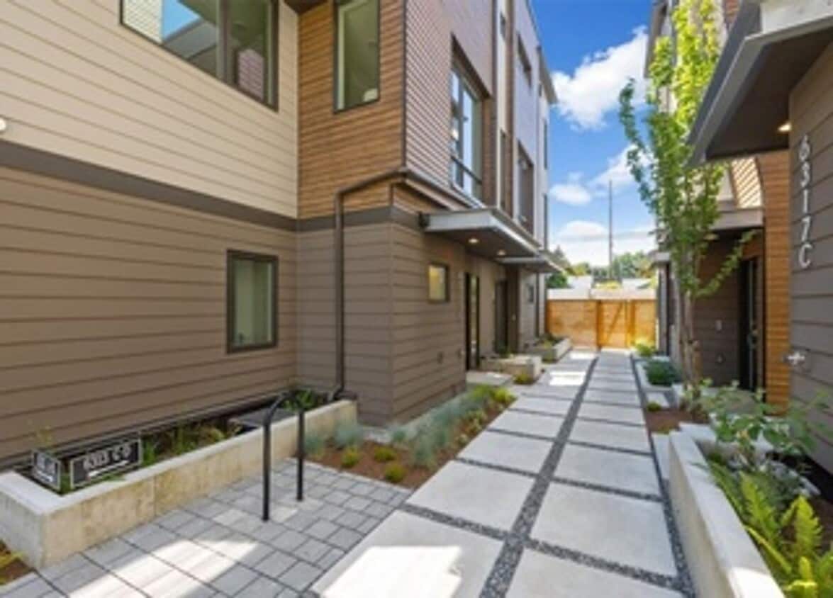 Primary Photo - Greenlake 2bed / 2bath Townhouse