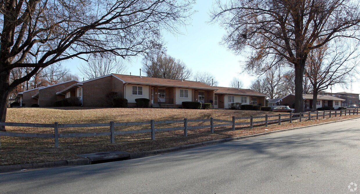 Primary Photo - 501 Sellars St