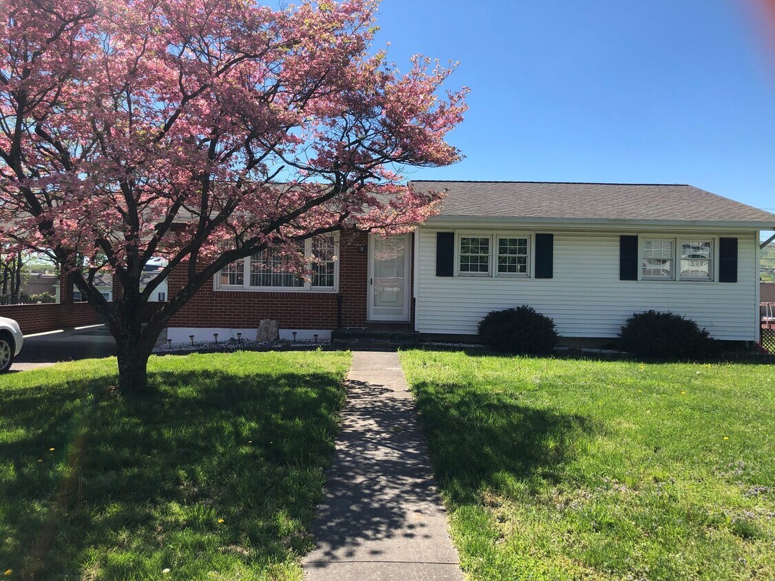 Foto principal - 3 Bedroom 1.5 Bath Single Family Home in S...