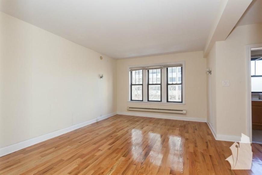 Foto principal - 0 bedroom in Chicago IN 60610