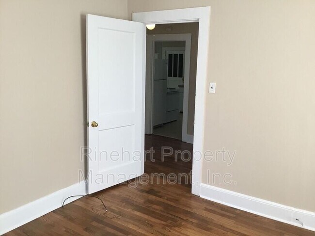 Building Photo - 870 Bradley Street