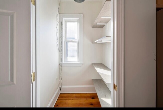 Foto del edificio - 54 Rogers Ave