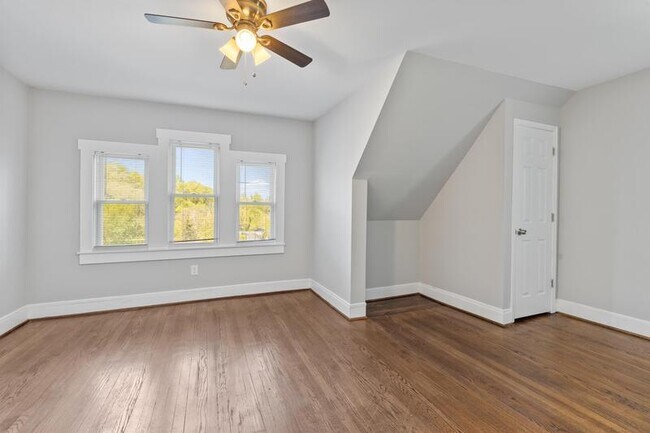 Foto del edificio - 5821 Royal Oak Ave