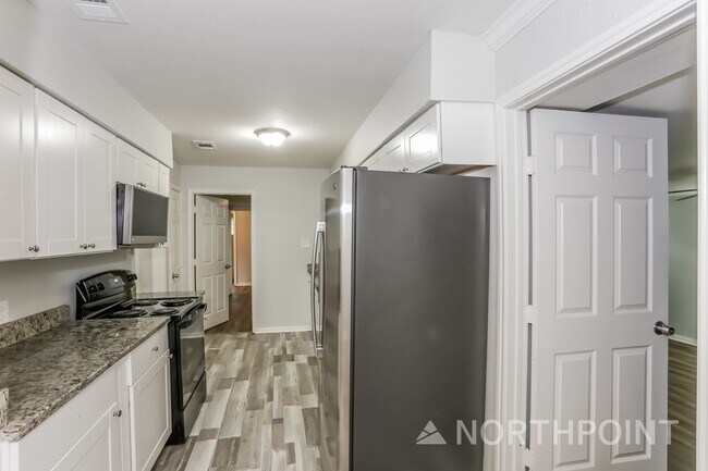 Foto del edificio - 3 BR/1BA | Newly Renovated Single Family Home |  1-Car Covered Parking | Backyard!