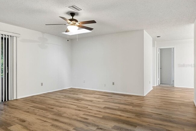 Building Photo - 223 E Fern Dr