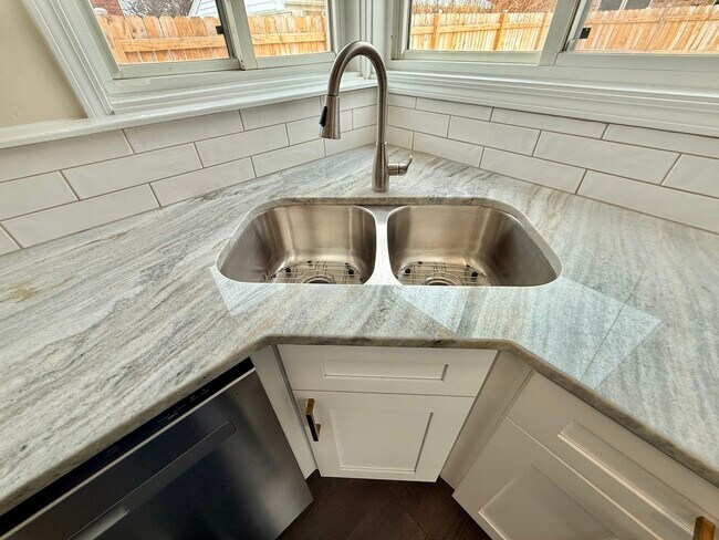 Foto del edificio - 360 W Fremont Ave