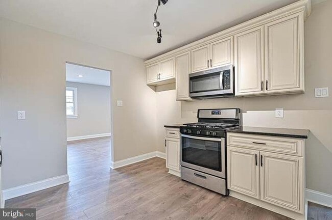 shared kitchen - 1208 Cedar Ave