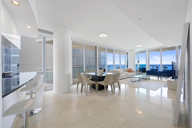 Foto del edificio - 17121 Collins Ave