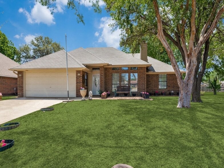 Primary Photo - 2900 Christopher Dr