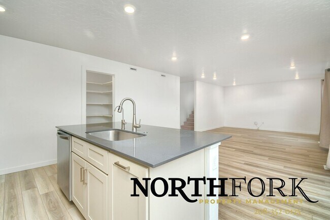 Building Photo - Meridian Home, Fantastic Location!