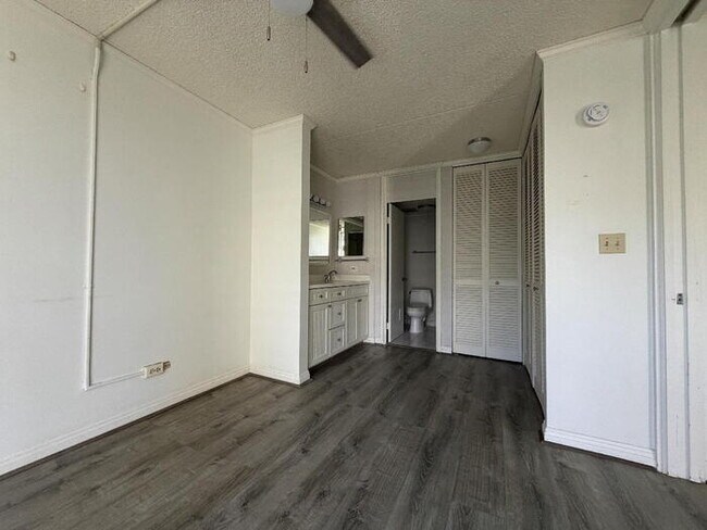 Building Photo - To register for the showing time, note the 4 digit code: 5985 and click "APPLY NOW."(mobile:orang...