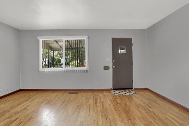 Building Photo - 623 Iowa Ave