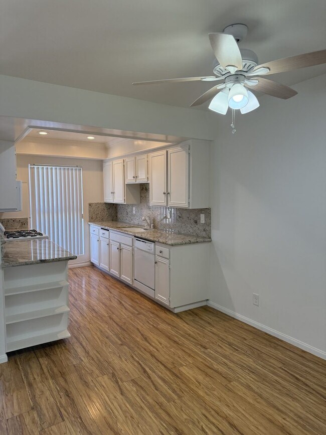 Apartamento n.º 5: Cocina con lavavajillas - 321 E Dryden St