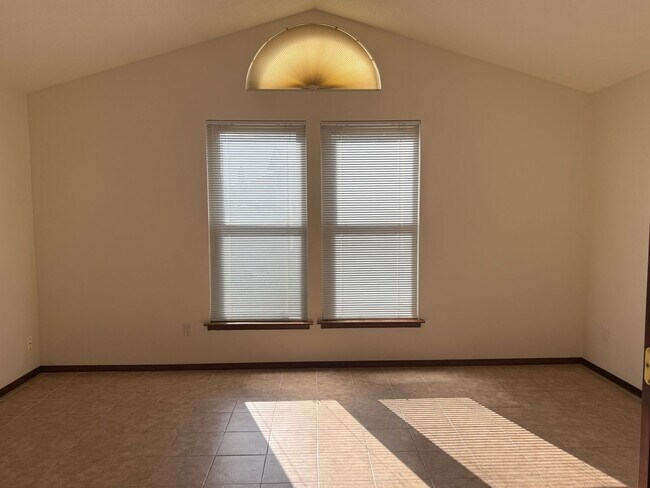 Foto del edificio - 3 Bedroom Near Mariposa Park in Taylor Ranch