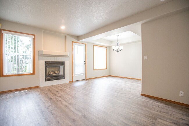 Building Photo - Spacious 2 Bedroom 2.5 Bath Town home clos...