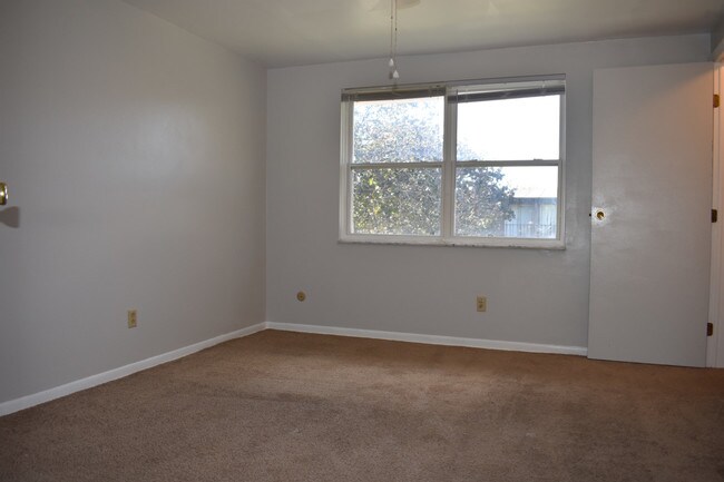 Building Photo - 5670-5676 Ironwood Ct
