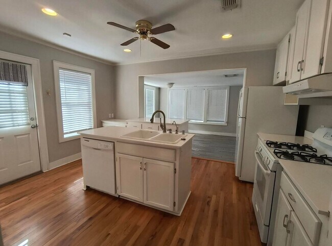 Building Photo - Come check out this 2 bedroom, 2 bath Sant...