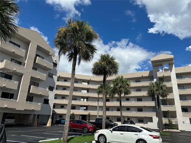 Foto del edificio - 15969 NW 64th Ave
