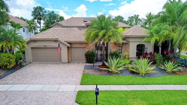 Building Photo - 10699 Versailles Blvd
