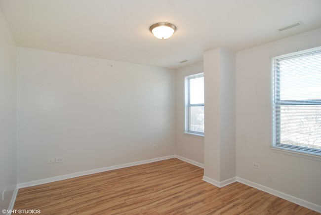 Building Photo - ReVerb Century Station Apt! (3200 S Oak Park)