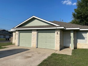 Building Photo - 2201 Creekside Ln