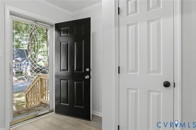 Foto del edificio - 9015 Covewood Rd