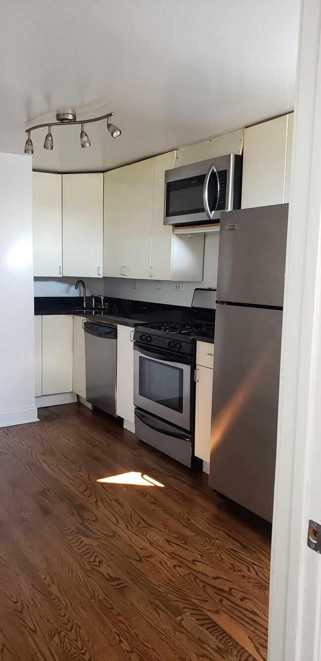 Foto del edificio - 2102 N Hoyne Ave