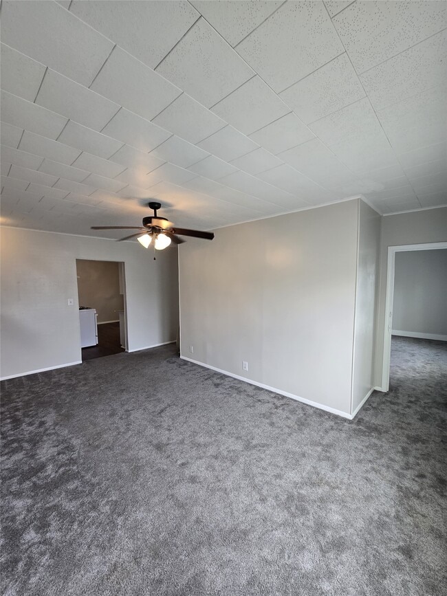 Building Photo - 615 Kernohan St
