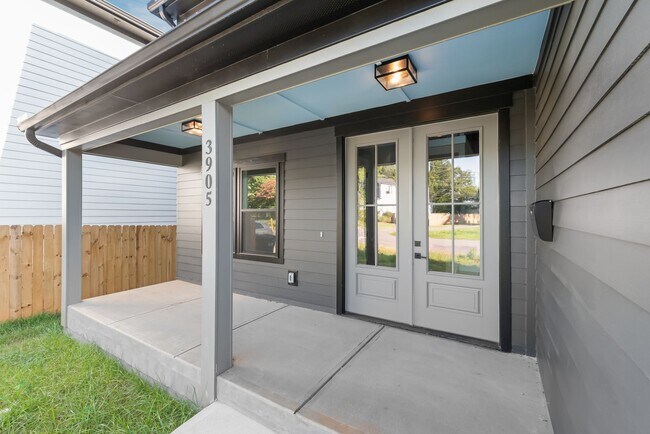 Building Photo - 3905 Plainview Rd