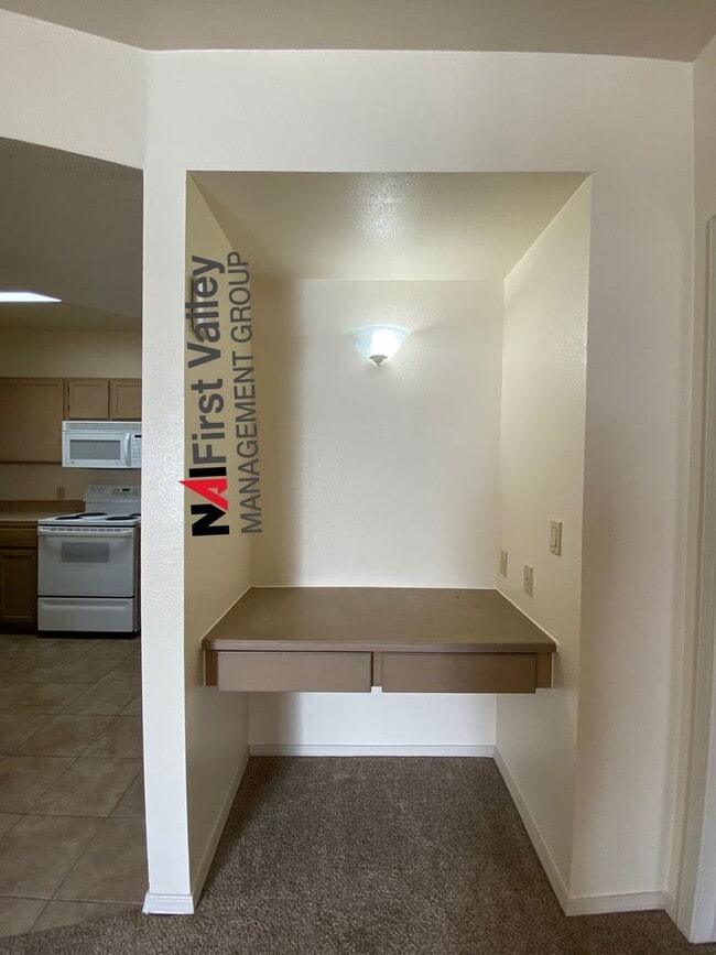 Building Photo - 2 Bedrooms, 2 Baths