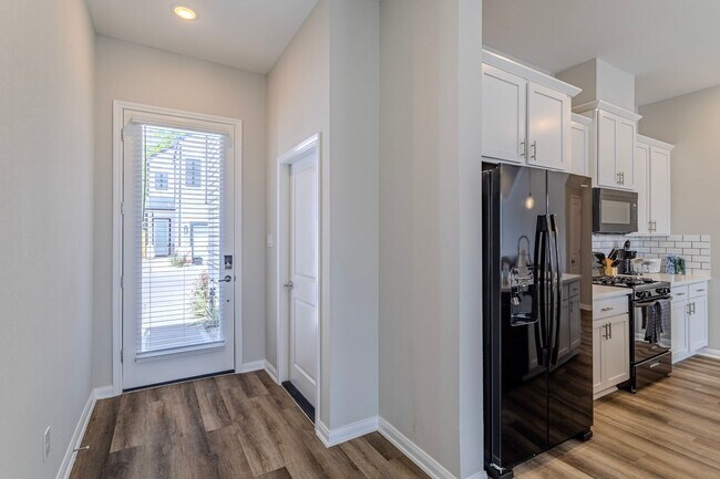 Foto del edificio - 8124 Esther Acres Ln